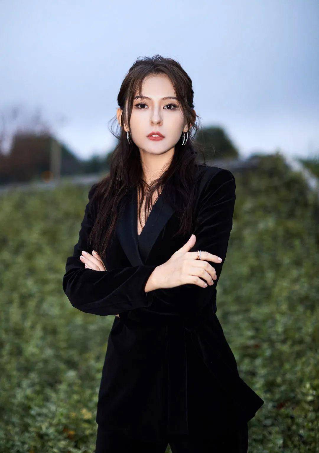 低胸装的热依扎太顶了!_领域_好身材_kg