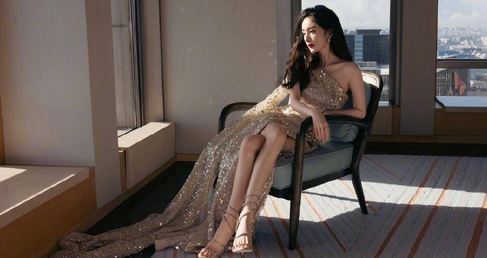 杨幂新造型好美,一袭香槟色亮片长裙,涂大红唇气场全开!