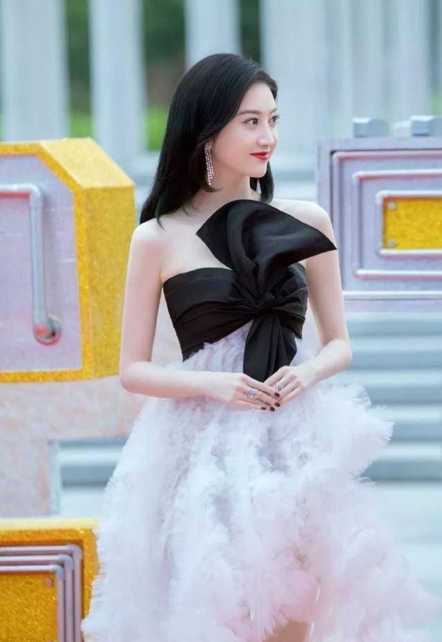 有一种好身材叫做景甜,白色羽毛裙宛如仙女,一字肩太绝了吧_长裙_礼服
