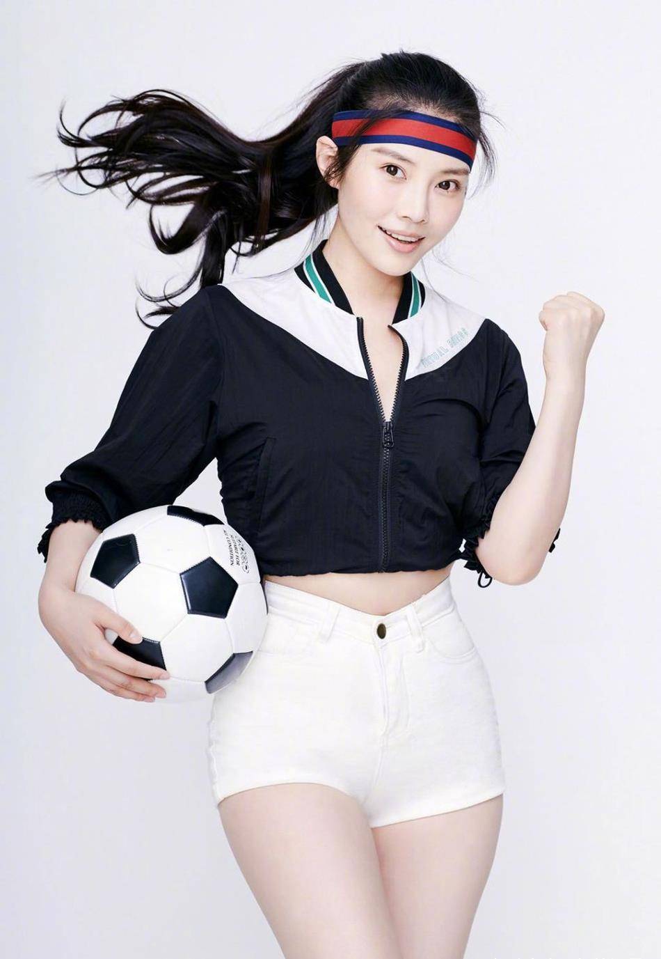 演员徐冬冬秀香肩细腰,曾拿时尚照片博资源,上围把背心撑到变形_视频