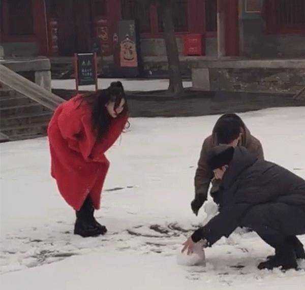 杨颖和邓伦故宫堆雪人，杨颖红色上衣应景，网友：美丽冻人啊！