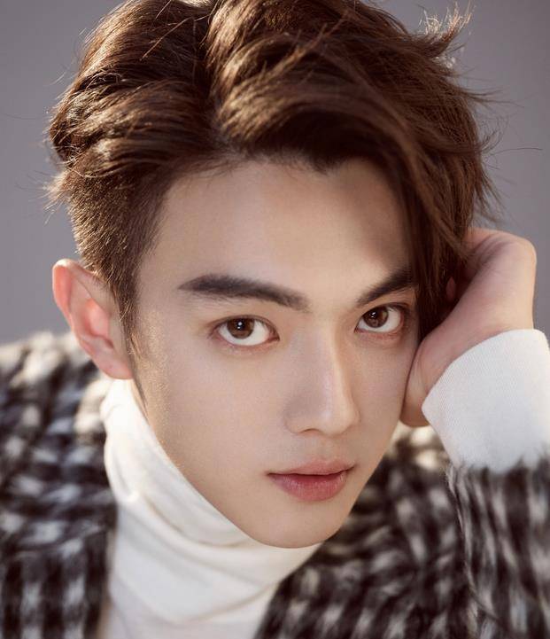 偶像男神被爆出曾暴打前女友张南,而于正力挺_许凯_互动_情侣