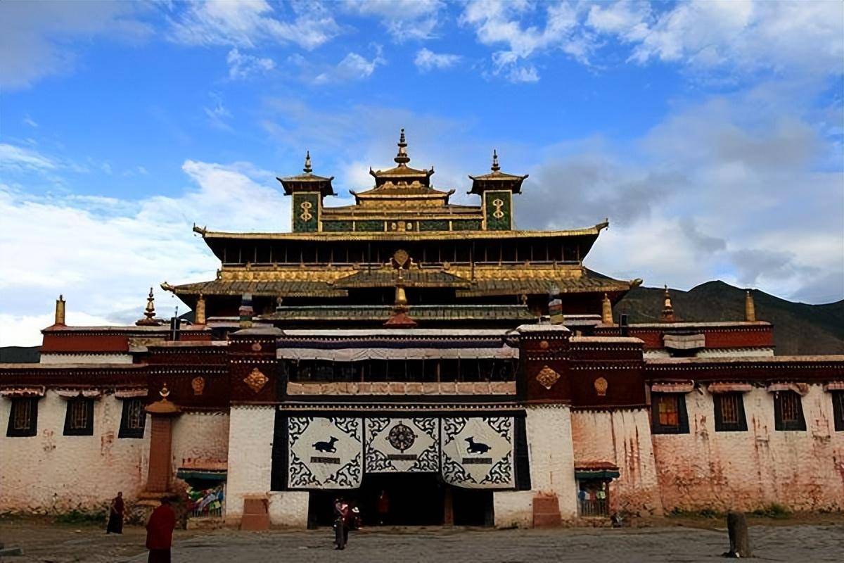 通过宣政院辖下的乌斯藏宣慰使(萨迦本钦)直接领导的十三万户来实施的