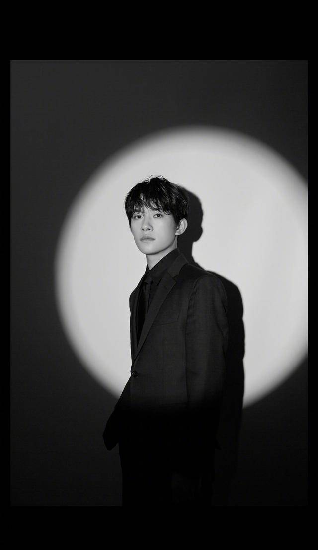 易烊千玺穿黑色西装套装讲述青年故事,黑色深沉风也能自由驾驭!