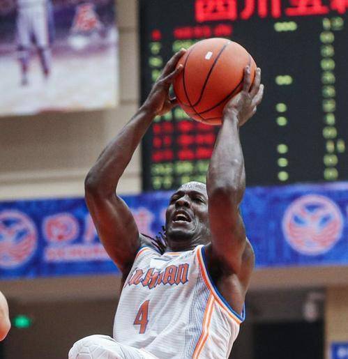 第三节开始之后罗宾逊就获得了罚球机会,广州龙狮的衡艺丰接连获得出