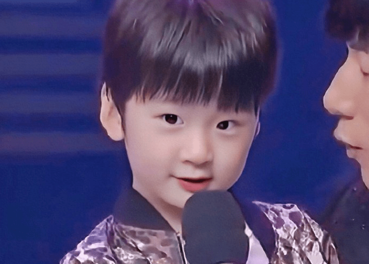 张亮为儿子庆生,14岁天天染发似大人,粉丝都快认不出来了_张悦轩_爸爸