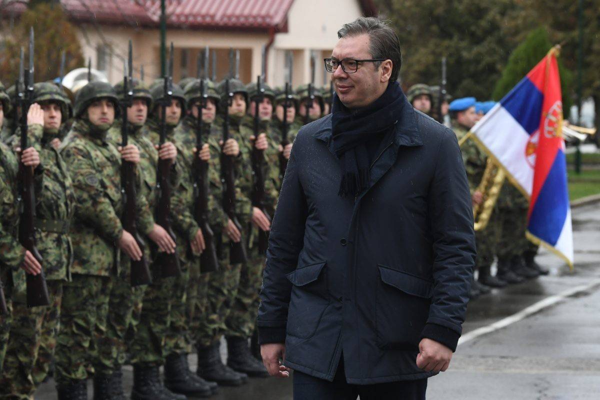 武契奇刚派出军方高层,科索沃北部就响起枪声,枪口对准北约驻军