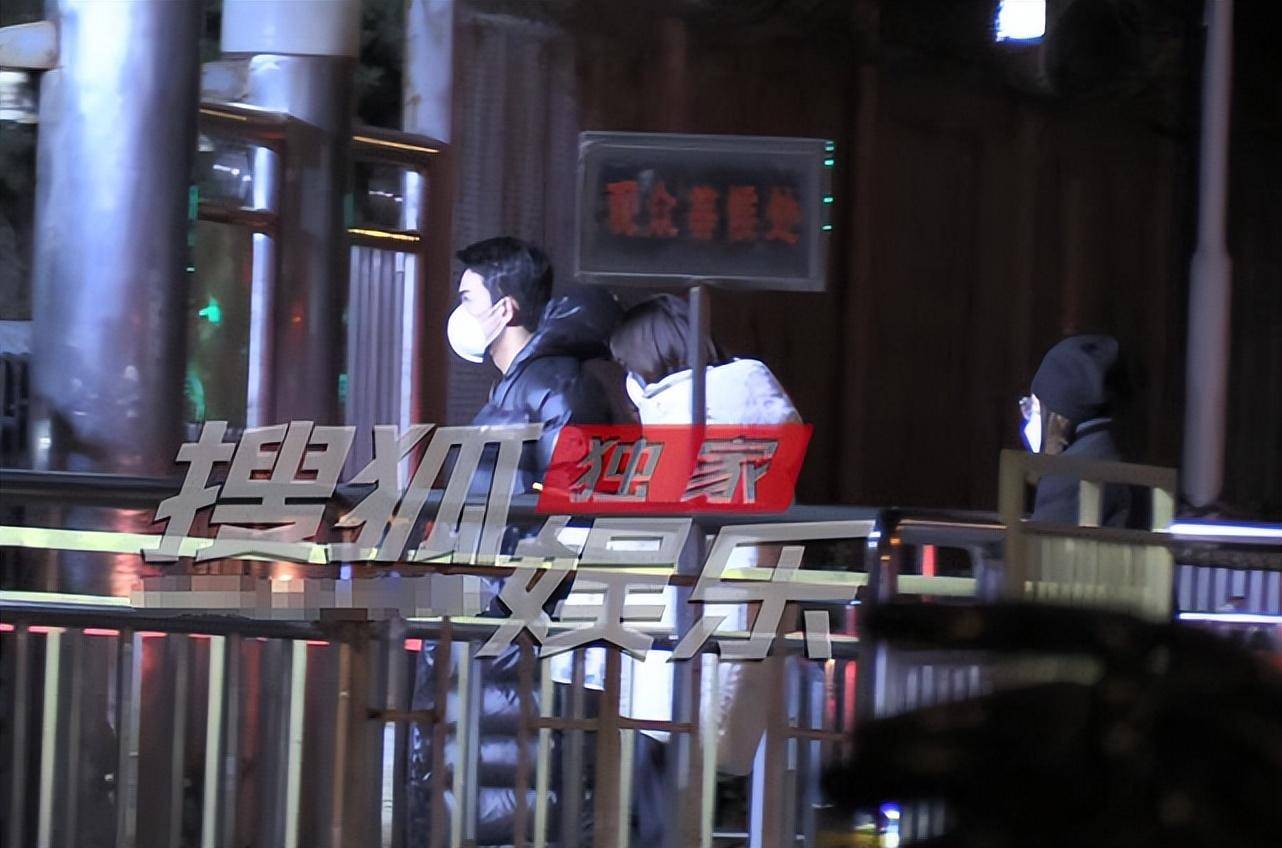 吴磊前往央视大楼彩排兔年春晚,穿羽绒服御寒,两位女助理跟随_leo