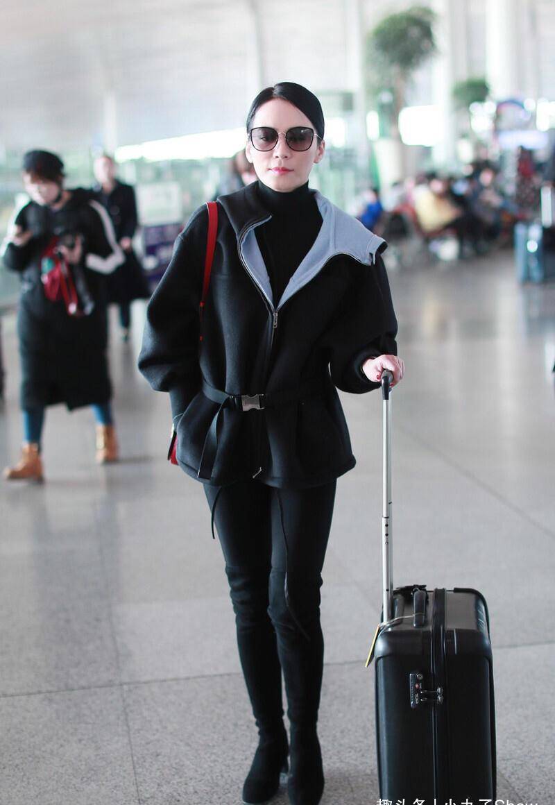 49岁俞飞鸿冬装穿搭太减龄,长筒靴穿出竹竿腿,贴头型很高级_时尚_气质