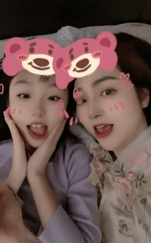 洪欣平安夜晒与女儿唱歌视频心情超好,不受张丹峰毕滢风波影响_安迪