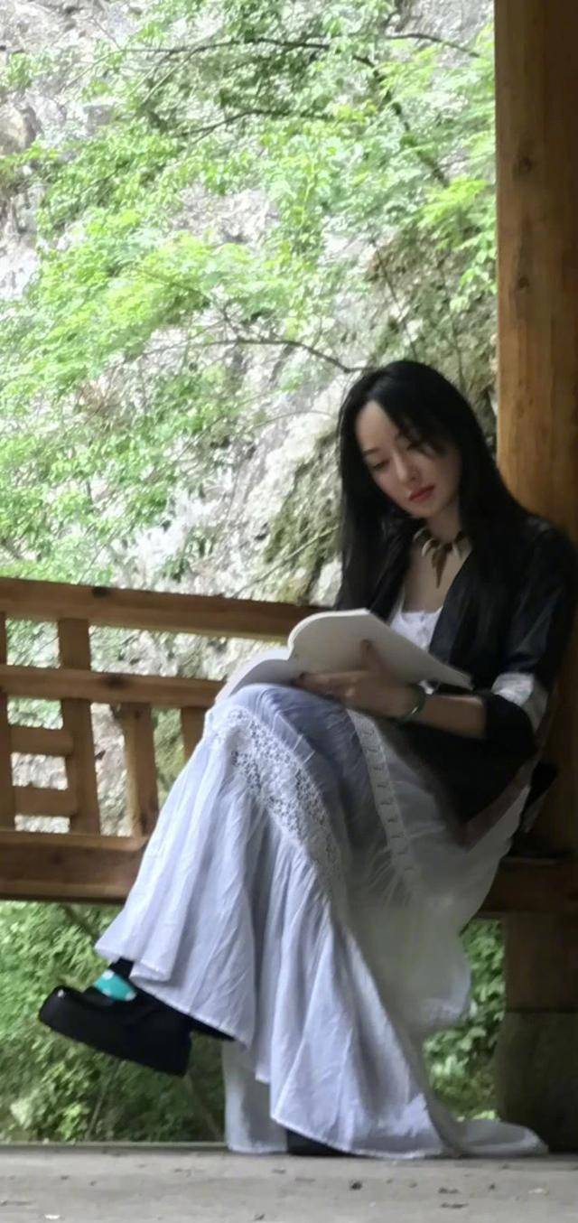 和富豪老公认识一个半小时就领证,如今出入开豪车_萨顶顶_丈夫_作品