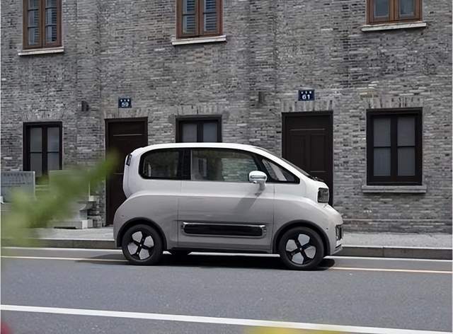 开启十万级自动泊车,2023款kiwi ev成为年轻人们代步好选择_搜狐汽车
