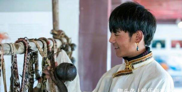 丁真的家庭条件并没有能力同时负担两个孩子的学习,唯一一个节省出来