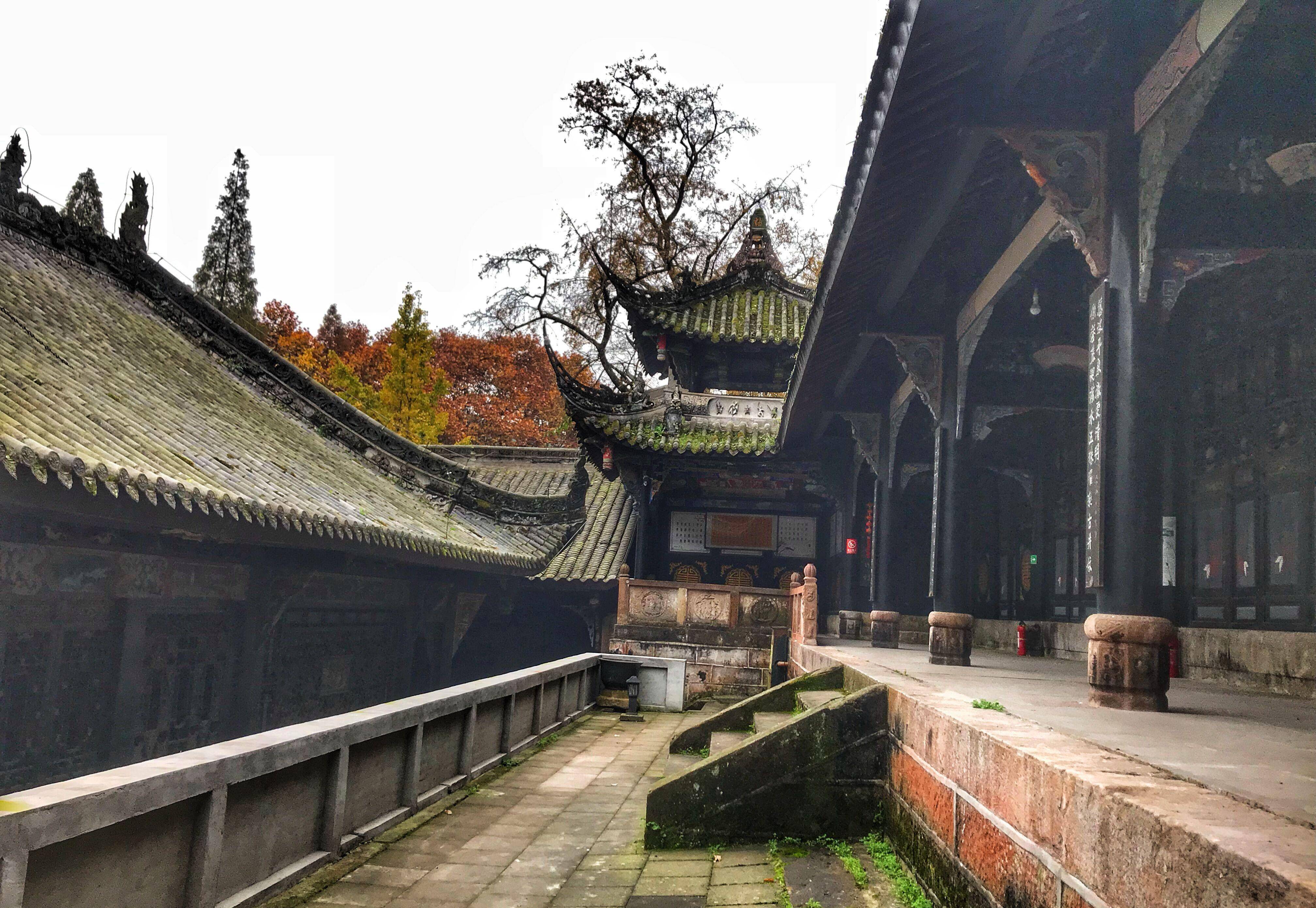 四川山中千年古刹,虽有寺名却无僧人,香火不供菩萨只供一位女子_龙居