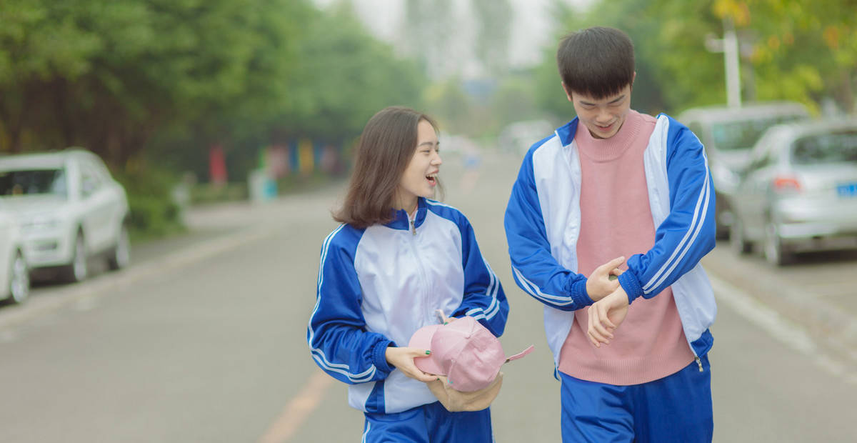 不知道从什么时候开始,身边就多了一群打着发小,闺蜜幌子的男女,整天