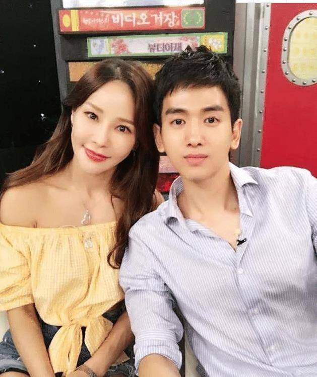 "恋爱"终于修成正果,网红嫁小17岁老公,原来男人们喜欢这种_米娜_时尚