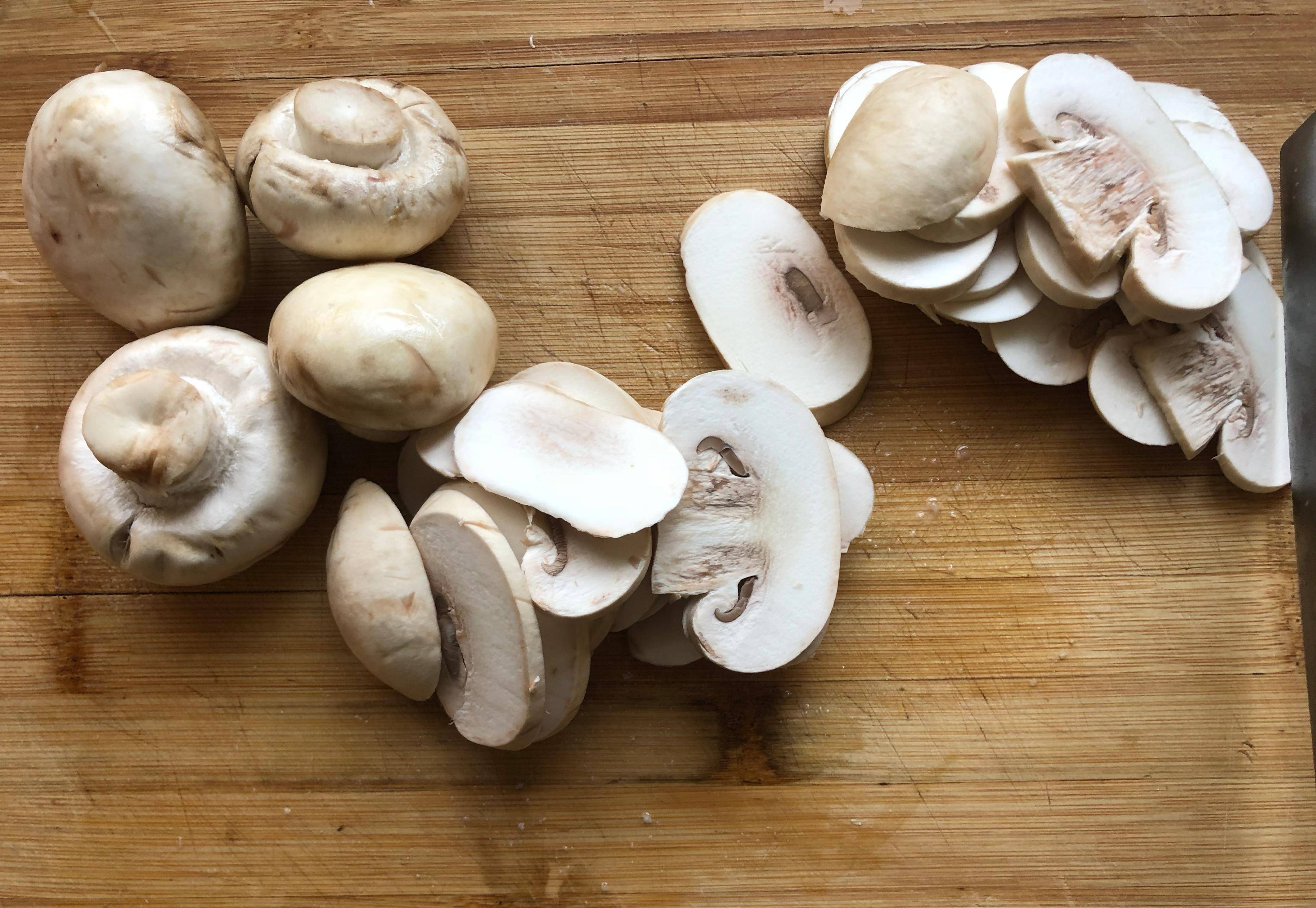 步骤1:白蘑菇洗干净切片备用.