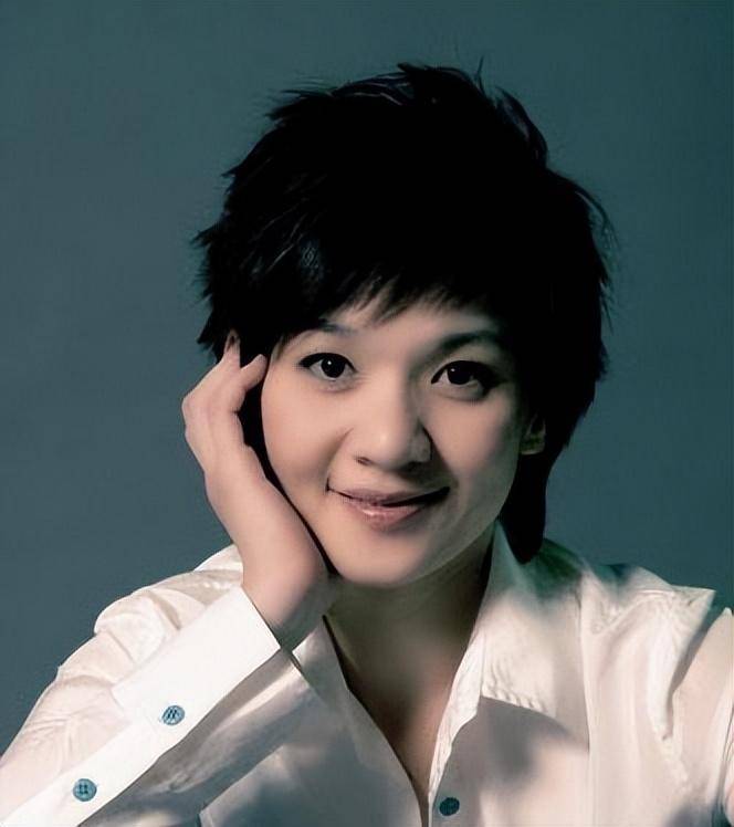 《超级女声》评委柯以敏,因毒舌惹众怒,如今过得如何了?