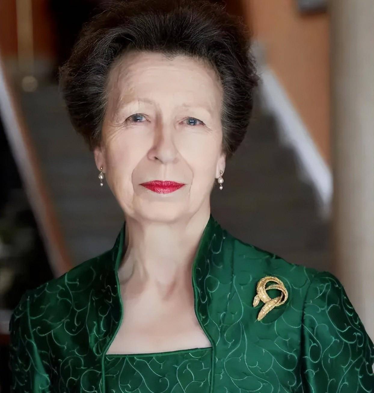 被母亲庇护72年安妮长公主,不给戴安娜面子,礼仪标准让梅根羡慕_英国