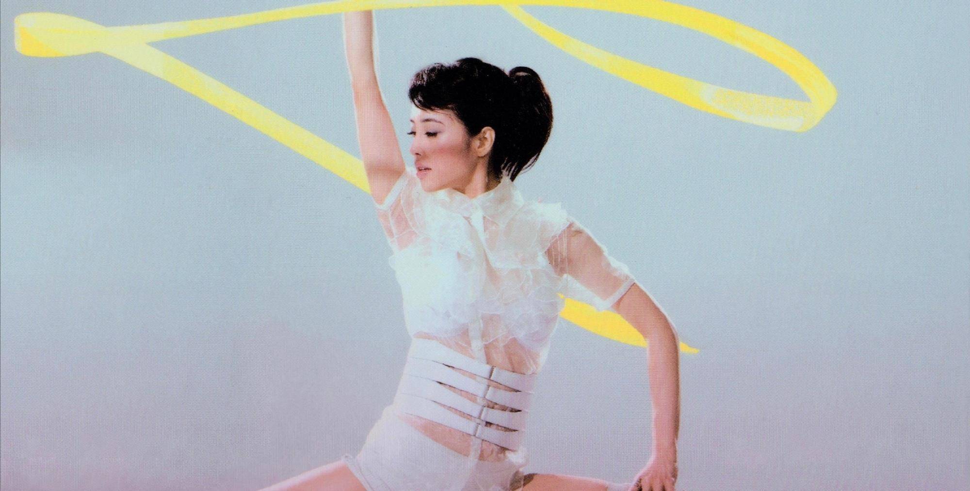 蔡依林微博晒运动风写真,一字马标准活力十足,真身材管理大师没跑了