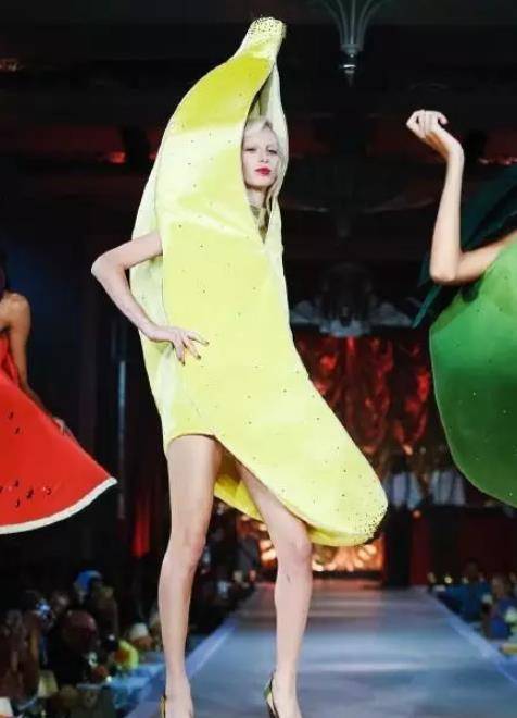 国外秀场再创奇观,超模化身水果走秀,网友纷纷直呼:看的都饿了!