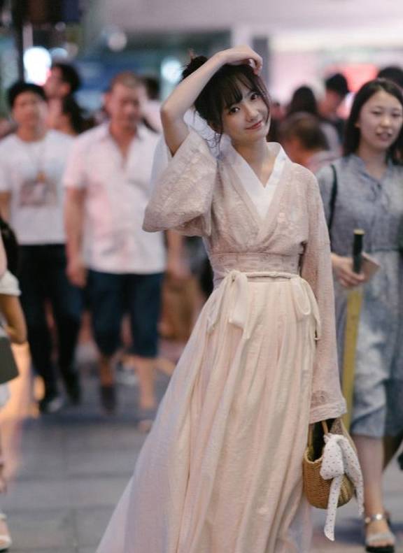 街头偶遇身着汉服的小姐姐,甜甜的笑容让你一秒穿越千年……_摄影