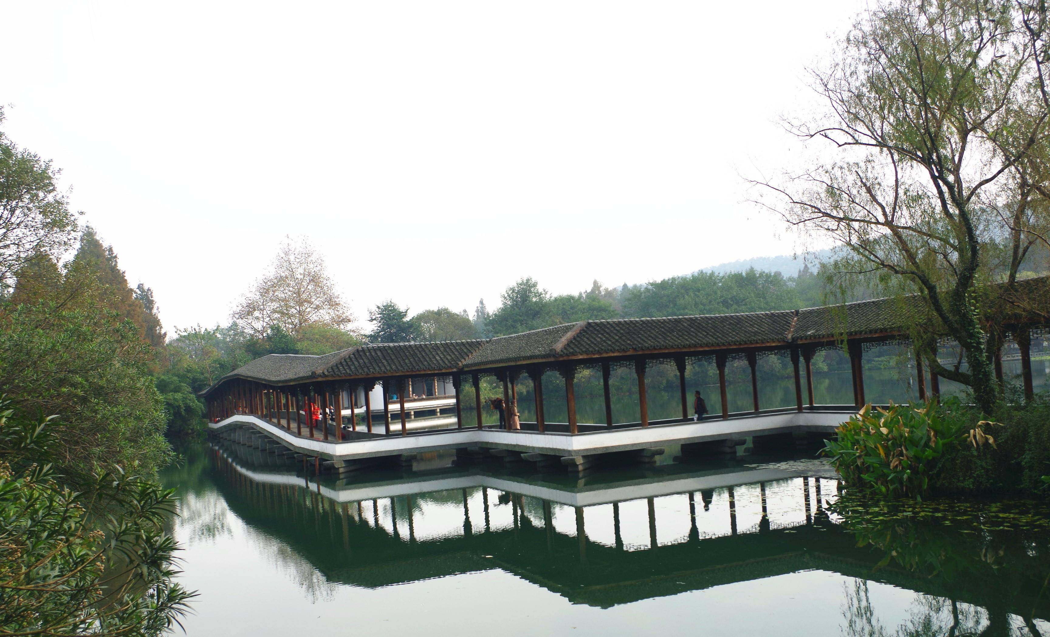 木石相間花港觀魚為西湖十景之一,地處蘇堤南段西側,全園分為紅魚池