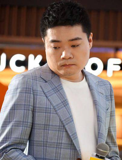 但是看得出来丁俊晖婚后的生活还是很不错的,帅气的装束也是难掩