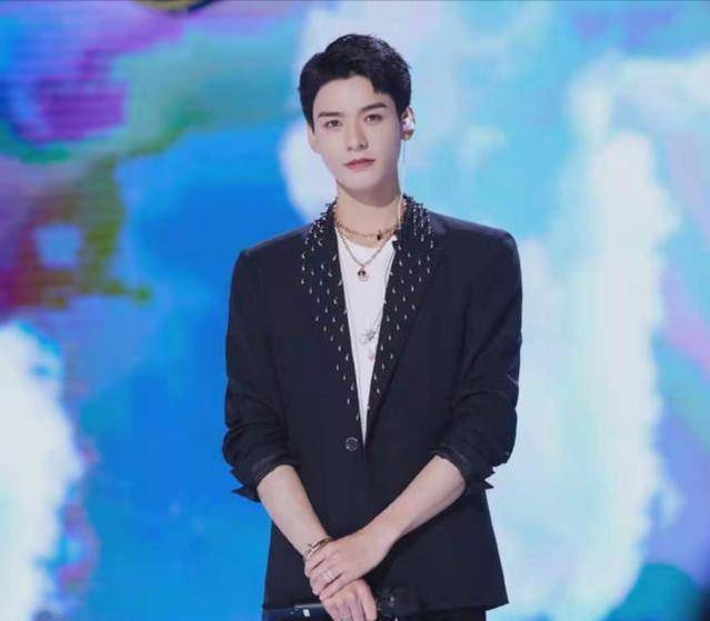 龚俊晒录音照,提醒粉丝准备好耳朵,白色上衣凸显好身材_张哲瀚_山河