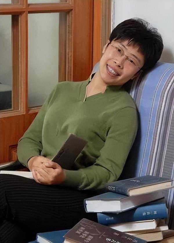 47岁不婚,却坚持追求白头偕老的婚姻,蒙曼老师有理性的女权主义_成绩