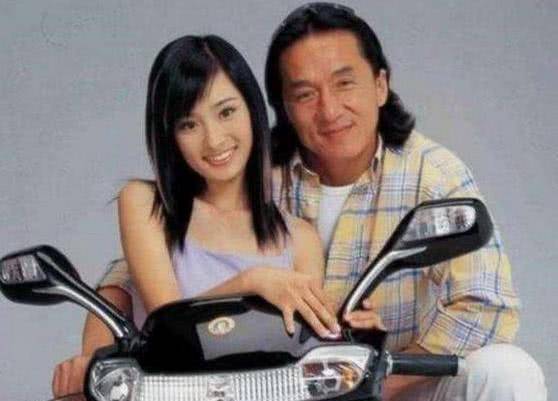 17岁杨幂曾被49岁成龙搂在怀里,整没整容一目了然,网友表示是"父女"