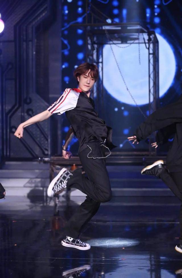 除了跳舞,王一博最爱的就是他的大摩托了,在哥哥尹正的带领下,王一博