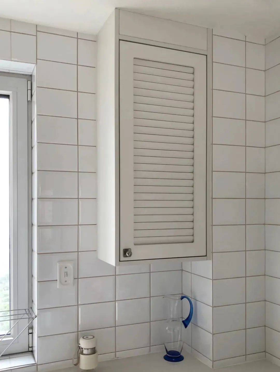 用久了才发现,当初为了安全做的百叶窗也被油烟浸透了.