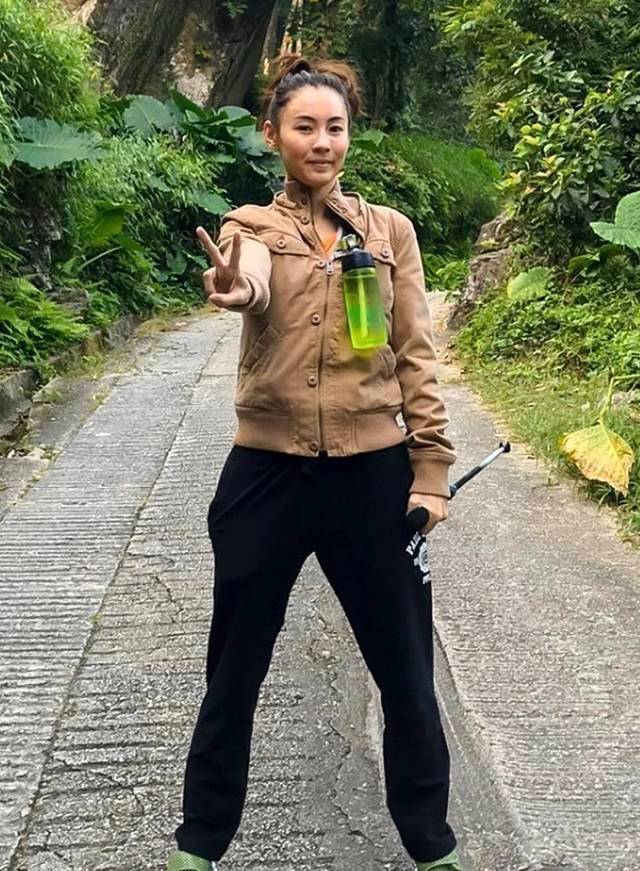 照片上的小林青霞素颜的样子加上一身的休闲,让自己看上去帅气十足,而