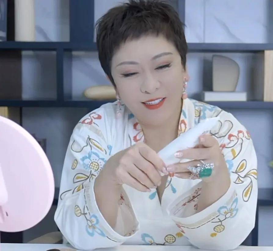 时隔一周向太终于更新视频,摘掉奢侈珠宝,向网友示弱,猛删评论_直播