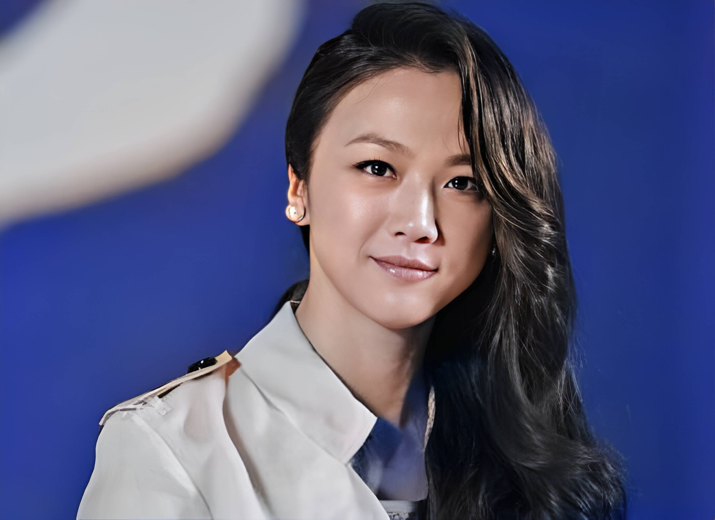 42岁的汤唯现身戛纳,准备争夺影后!一袭白衣现身海边气质优雅!