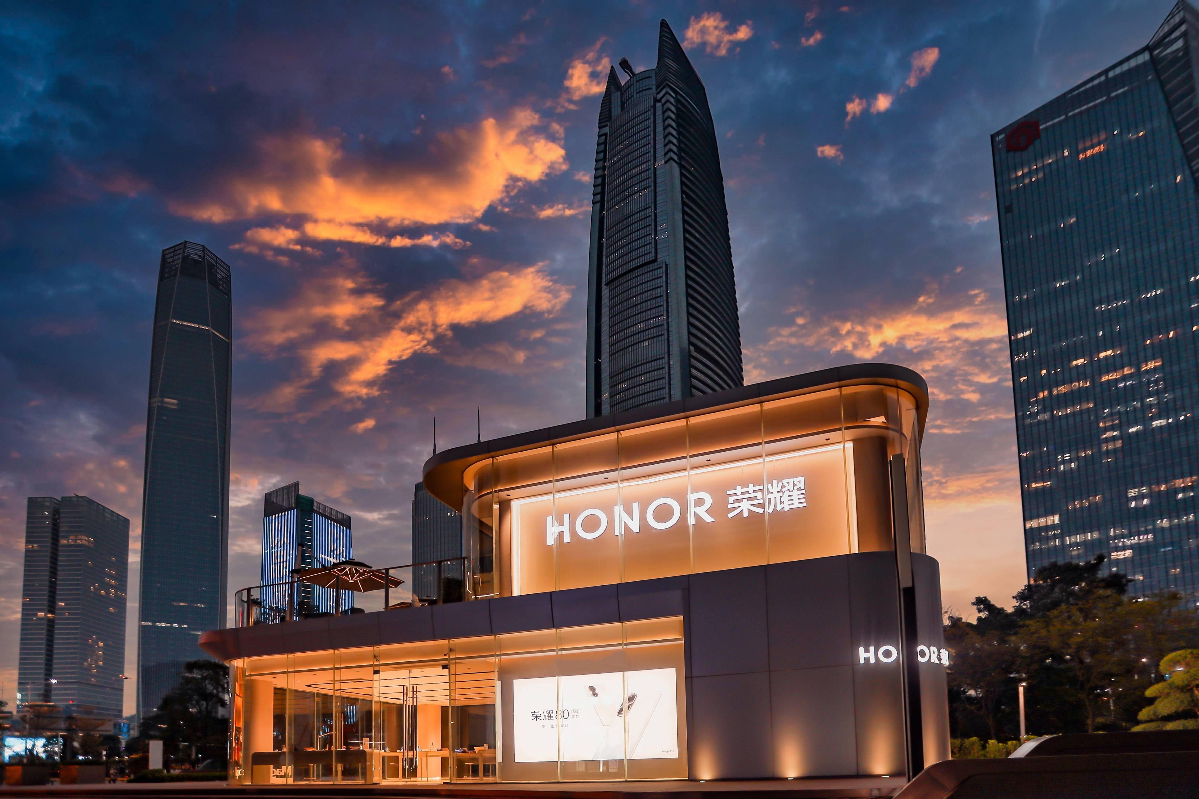 荣耀2万家门店及专区齐焕新 线下"新年吉市"拉满新年氛围_活动_消费者