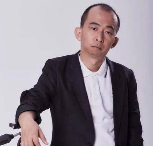 39岁巨兴茂罕曝近照,身材矮小靠美女肩头合影,身价10亿家有美妻