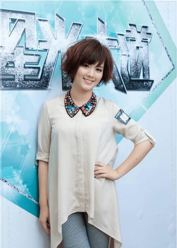 性格讨喜,唱功也不错,而收获了很高的人气,还被台主持人陶子称赞为"