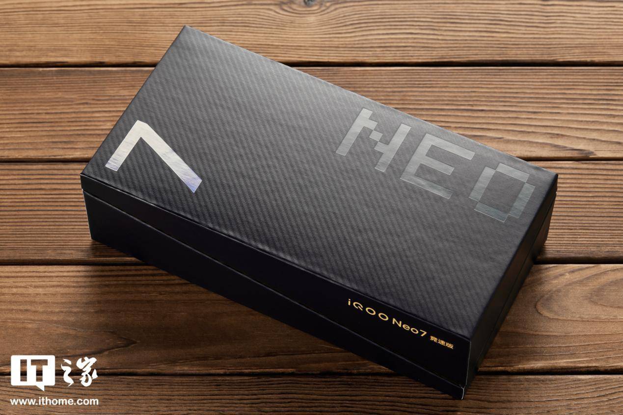 此次ithome(it之家)拿到的是几何黑色版本，整体外观与iqoo neo 7系列过去的机型相近