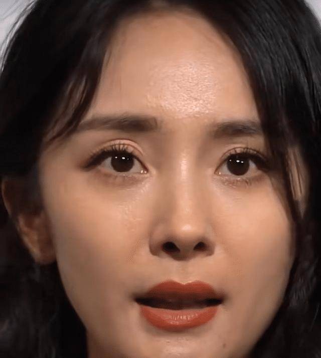 杨幂出席活动,被怼脸拍生图,状态令人意外_皮肤_网友_明星