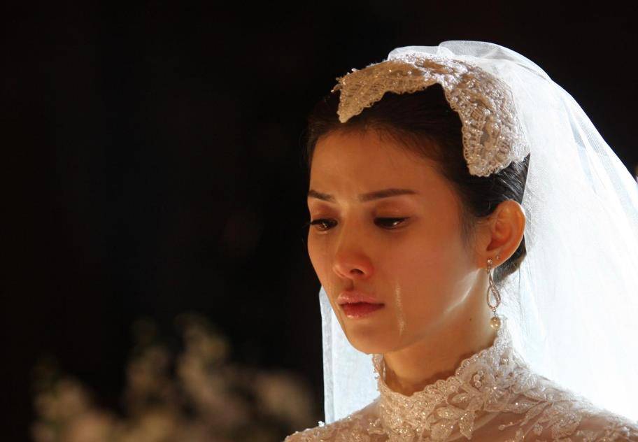 结婚当天前男友出现,新娘泣不成声,新郎的话道出多数男人的现状_感情