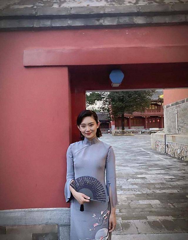 央视主持李七月换发型,穿吊带裙出游好惊艳,温婉气质真迷人_女性_身材