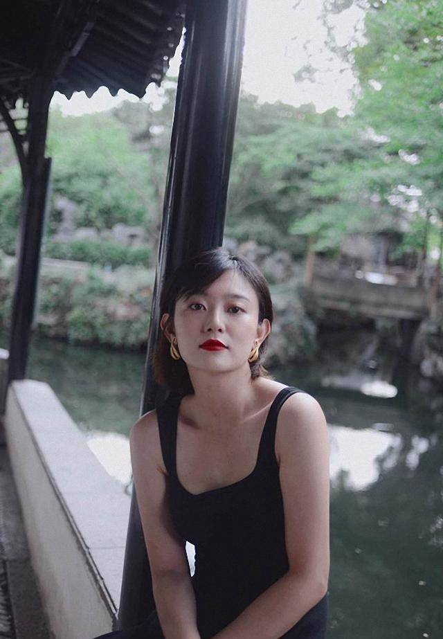 央视主持李七月换发型,穿吊带裙出游好惊艳,温婉气质真迷人_女性_身材