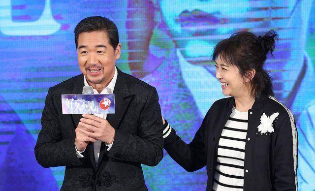 一身休闲套装时髦又减龄,和张国立同框像小姑娘_女性_气质_风格