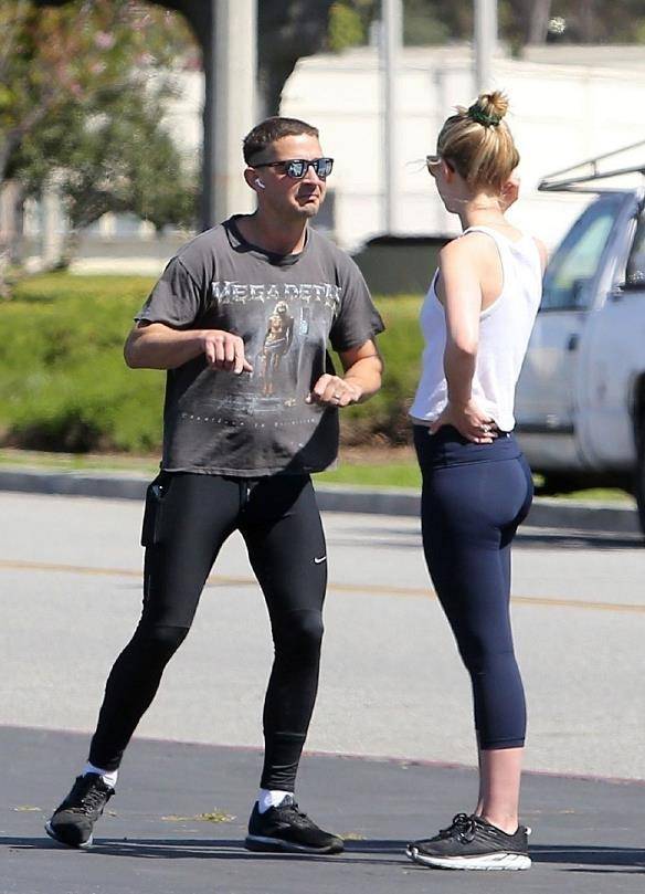 米娅·高斯和老公希亚·拉博夫外出运动,戴着墨镜,酷劲十足!