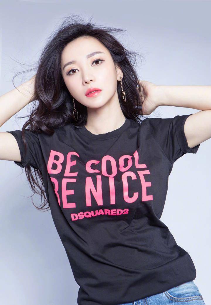 美图分享"时尚女神"柳岩,颜值好,身材爆,气质优雅温柔!