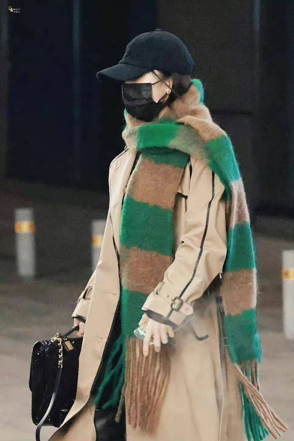 尤其是长款的风衣搭配长围巾的造型,瞬间让杨幂的身材比例变出色了