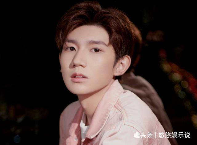 师弟抱王源,还坐他怀里,旁边助理眼神成焦点,像极了吃醋的粉丝_史强