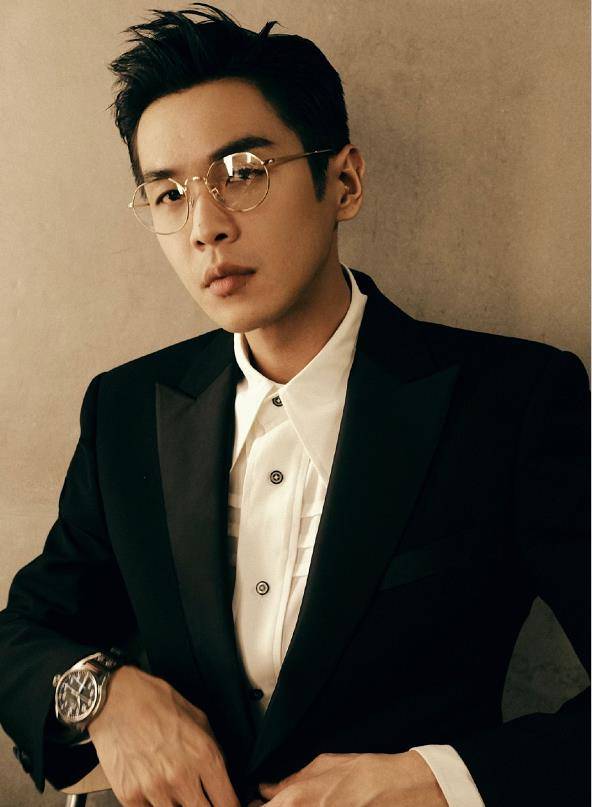 张若昀机场被偶遇,瘦到青筋凸起引热议,网友:想知道咋瘦的_黑色_过程